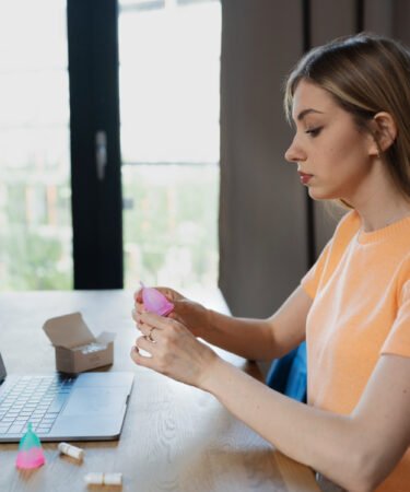 Desenvolvimento pessoal e autonomia: como garotas de programa estruturam carreiras independentes nas plataformas online