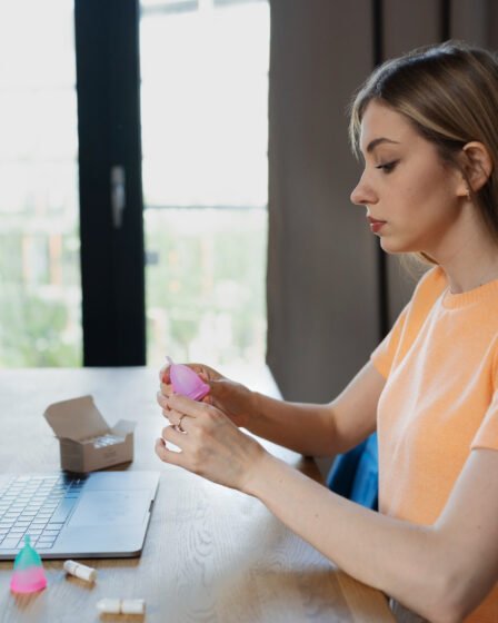 Desenvolvimento pessoal e autonomia: como garotas de programa estruturam carreiras independentes nas plataformas online